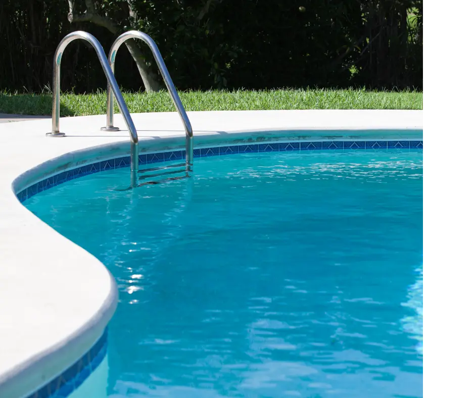 Side shot of a pool demonstrating the water level